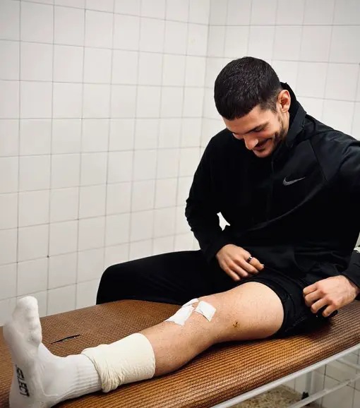Zungri, con su rodilla reci&eacute;n operada. / BM. SINF&Iacute;N