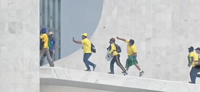 Seguidores del expresidente brasile&ntilde;o Jair Bolsonaro invaden el Palacio de Planalto, sede del Ejecutivo, y la Corte Suprema, despu&eacute;s de haber irrumpido antes en el Congreso Nacional. EFE/Andr&eacute; Borges