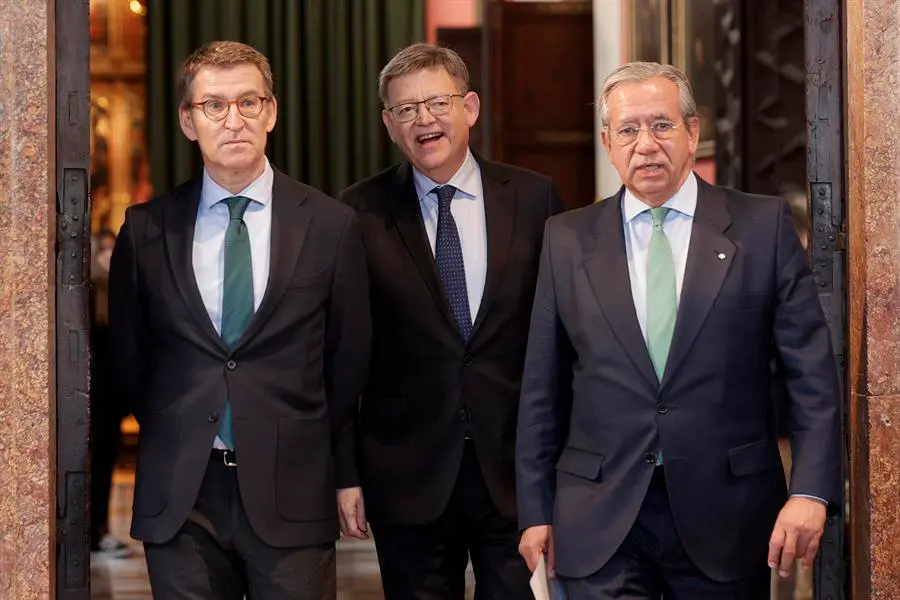 El president de la Generalitat, Ximo Puig (c), el l&iacute;der del PP, Alberto N&uacute;&ntilde;ez Feij&oacute;o (i), y el presidente de la Fundaci&oacute;n Profesor Manuel Broseta, Vicente Garrido, a su llegada al acto de entrega del XXXI Premio de Convivencia. EFE / Manuel Bruque