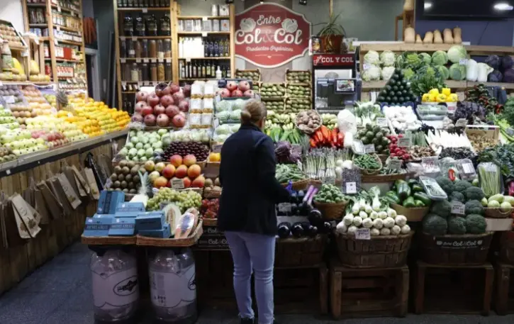 Un puesto en un mercado en Madrid, en una imagen de archivo. EFE/Mariscal