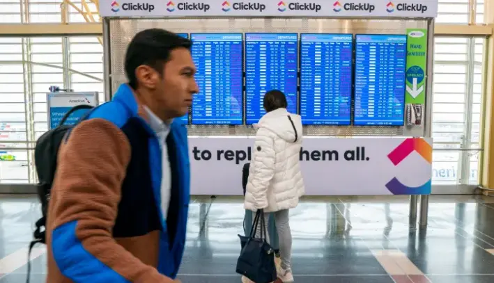 Una pasajera mira el estado de los vuelos en un monitor en el Aeropuerto Ronald Reagan de Arlington, Virginia, el 11 de enero de 2023. EFE/Shawn Thew