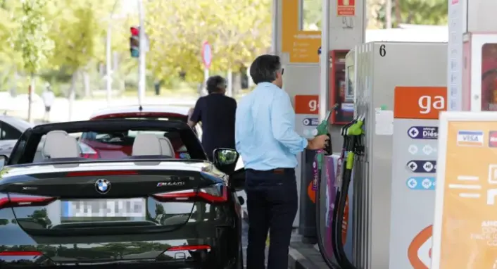 Unas personas repostan combustible en una gasolinera de Madrid, en una imagen de archivo. EFE/Luis Mill&aacute;n