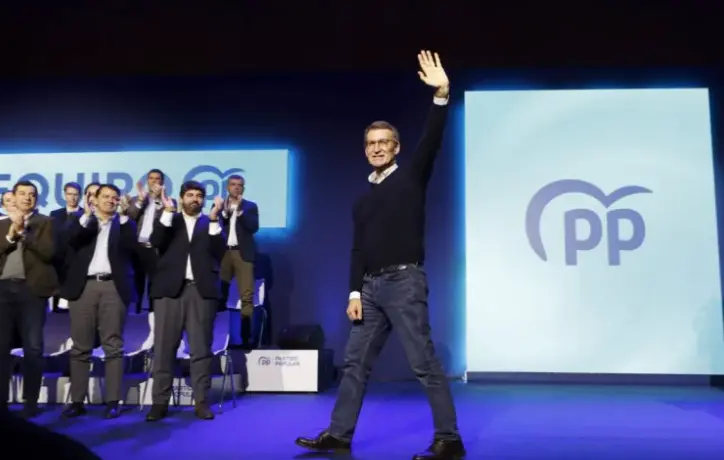 El l&iacute;der del Partido Popular, Alberto N&uacute;&ntilde;ez Feijo&oacute; (c), durante el acto de presentaci&oacute;n de los candidatos auton&oacute;micos para las elecciones de mayo que se celebra este s&aacute;bado en Zaragoza. EFE / Javier Belver
