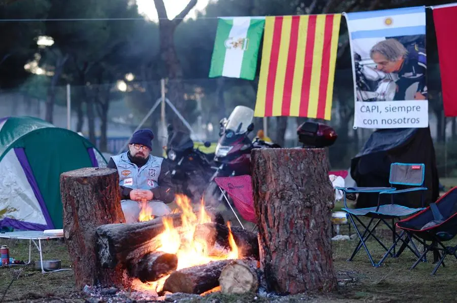 Un motero se calienta en una hoguera este viernes en el campamento de la concentraci&oacute;n motera invernal Ping&uuml;inos 2023. EFE / Nacho Gallego