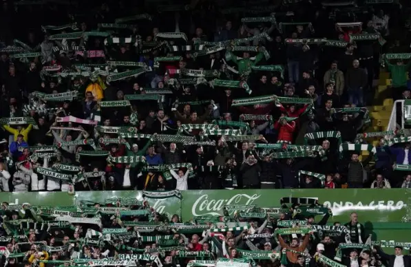 Aficionados del Racing durante el partido ante el Sporting.