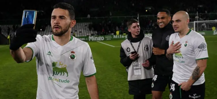 Los jugadores verdiblancos celebran la victoria muy necesitada ante el Sporting de Gij&oacute;n en El Sardinero. / laliga