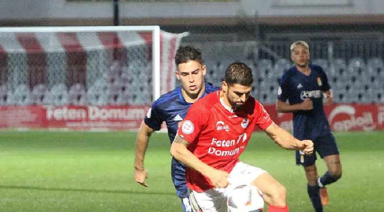 Un jugador del Laredo controla el bal&oacute;n ante un rival. /  ALERTA
