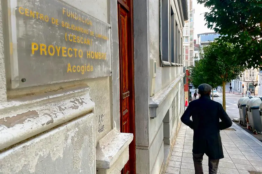 Un usuario sale de las instalaciones del Proyecto Hombre Cantabria, en Santander. Tras un a&ntilde;o en uno de los programas de Proyecto Hombre para luchar contra las adicciones, Ram&oacute;n -nombre ficticio- ha dejado atr&aacute;s su consumo diario de coca&iacute;na, que le hizo "perderlo todo" y encara por "metas" su recuperaci&oacute;n, con el convencimiento de que "no volver&aacute; al sitio" en el que ha estado. EFE/ Pablo Ayerbe