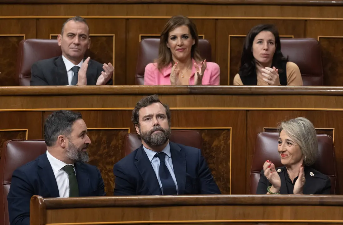 El l&iacute;der de Vox, Santiago Abascal (i) y el portavoz parlamentario de Vox en el Congreso, Iv&aacute;n Espinosa de los Monteros (c), durante una sesi&oacute;n plenaria en el Congreso de los Diputados. E.P. / Eduardo Parra