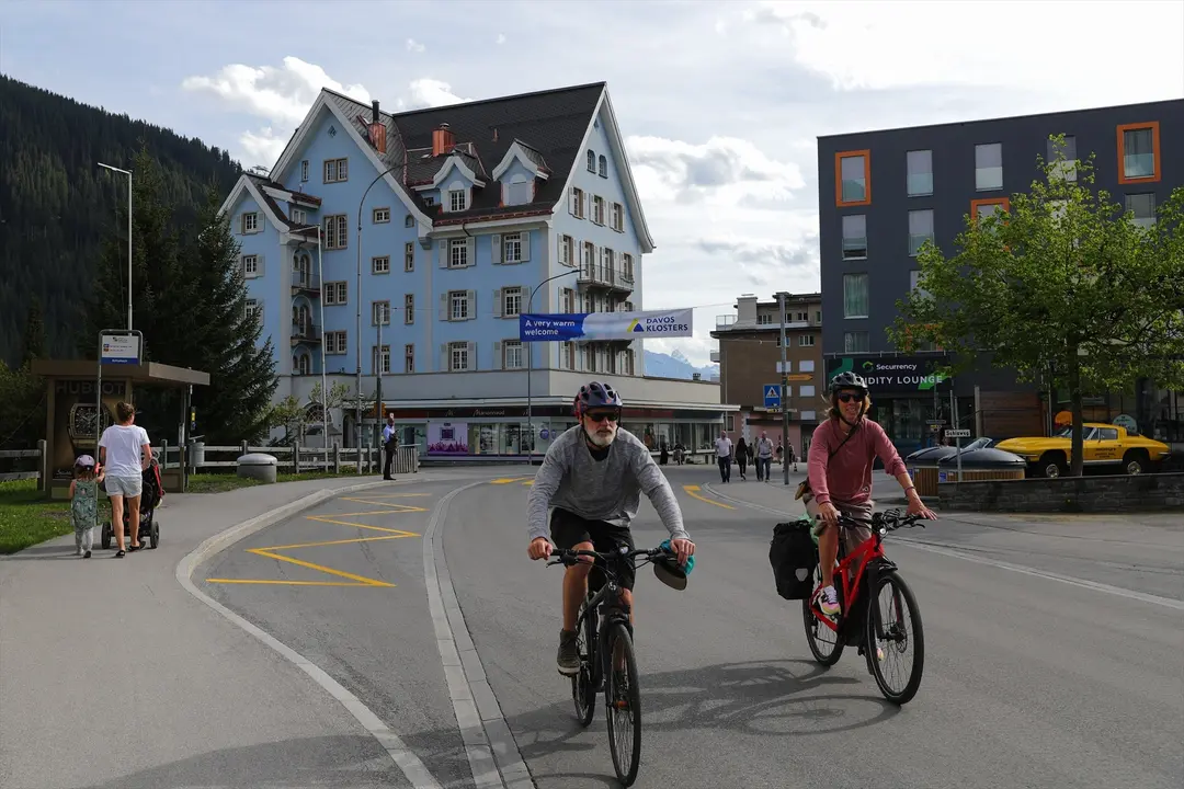 Ciclistas en Davos durante la celebraci&oacute;n del Foro Econ&oacute;mico Mundial, en abril de 2022. E.P. / ZHENG HUANSONG