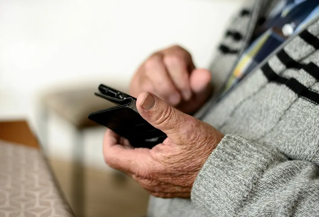 Algunos mayores se adaptan al uso de la tecnolog&iacute;a para el manejo de sus cuentas. E.P.
