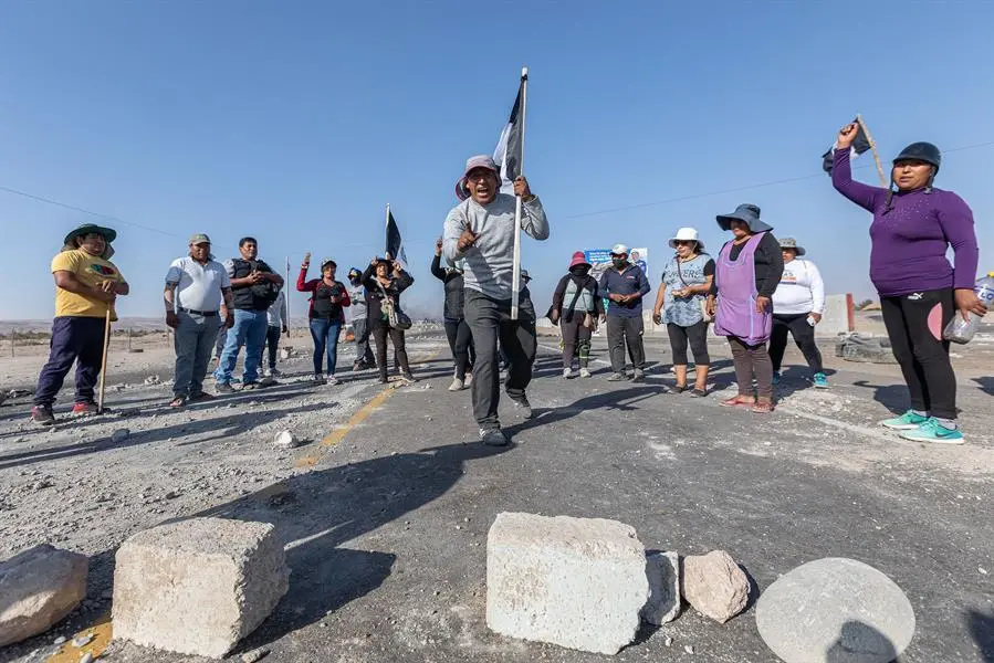 Cientos de manifestantes bloquean, la carretera que une los pa&iacute;ses de Per&uacute; y Chile, en una nueva jornada de manifestaciones. EFE / Rafael Arancibia