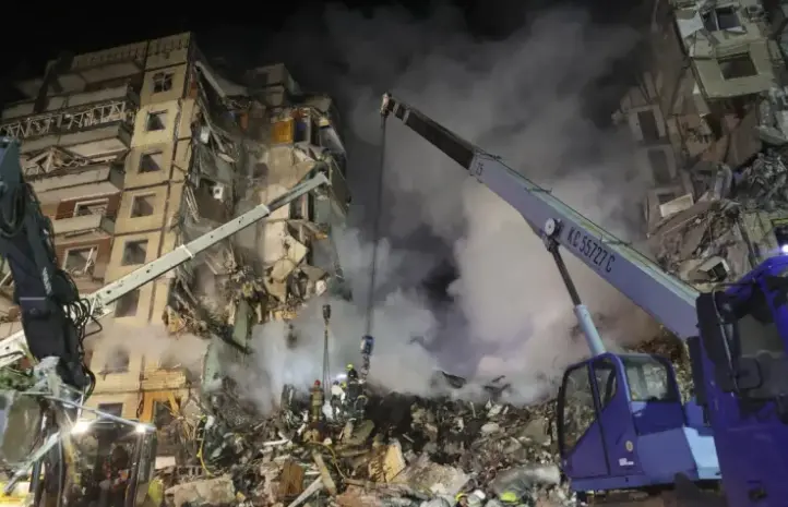 El equipo de rescate trabaja entre los escombros de un edificio residencial da&ntilde;ado por los bombardeos en Dnipro, sureste de Ucrania. EFE / Sergey Kozlov