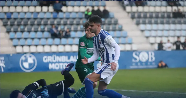 El jugador de la Gimn&aacute;stica tras una ocasi&oacute;n de gol encara al portero del Goruxo en el Malec&oacute;n. / ALERTA