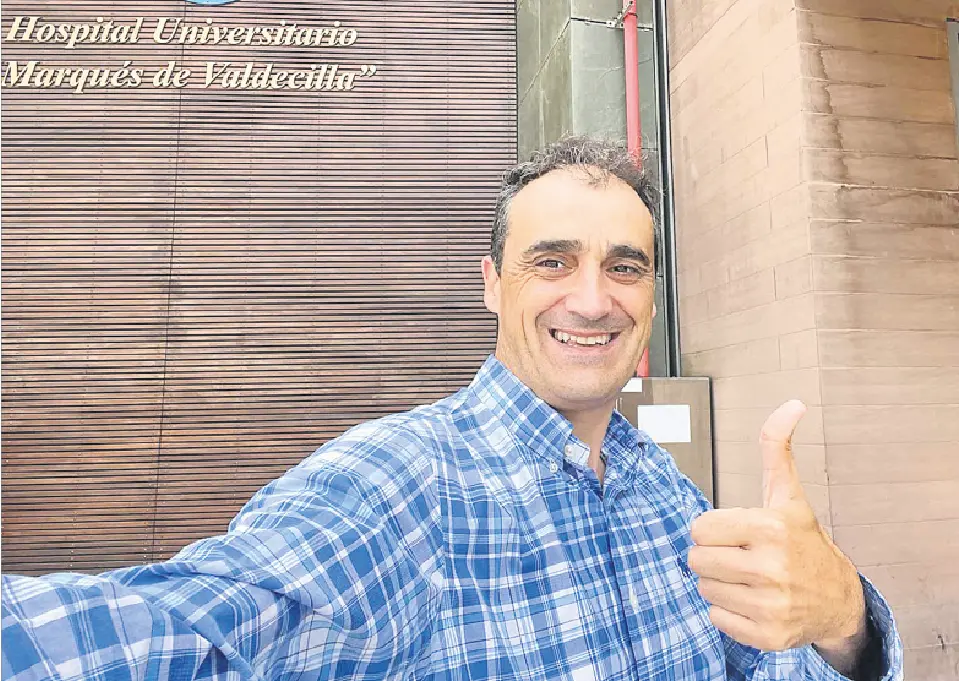 El alcalde de Alfoz de Lloredo, Enrique Bretones, instantes previos a ser operado de su tumor cerebral. / ALERTA