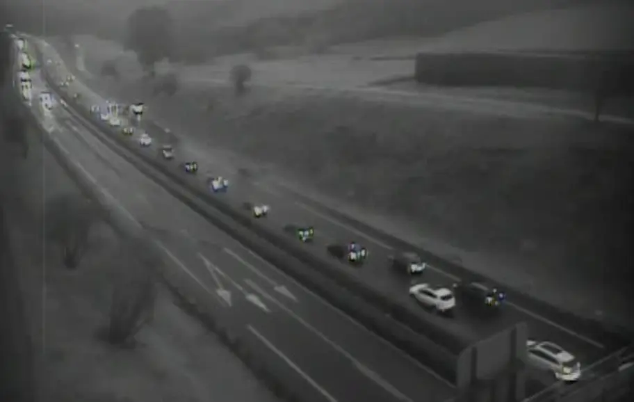 La intensa lluvia provoca un accidente en la A-67 en Gornazo y retenciones hasta Polanco.