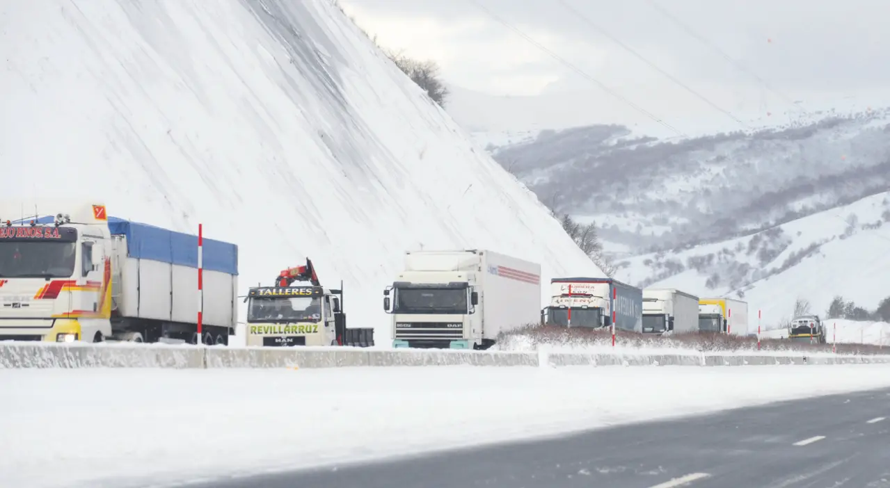 El temporal de nieve y granizo que afecta a Cantabria ocasion&oacute; a lo largo del d&iacute;a de ayer numerosos incidentes en las carreteras de la regi&oacute;n, que obligaron a la intervenci&oacute;n de los servicios de emergencias y la Guardia Civil para rescatar a personas y veh&iacute;culos atrapados. La nieve ha dificul-
tado la circulaci&oacute;n en la Autov&iacute;a de la Meseta y en numerosas carreteras regionales. Bomberos, Guardia Civil y polic&iacute;as actuaron en diferentes puntos de la A-67 y A-8 por la existencia de nieve. En la foto de CUBERO, camiones parados en la Autov&iacute;a de la Meseta.