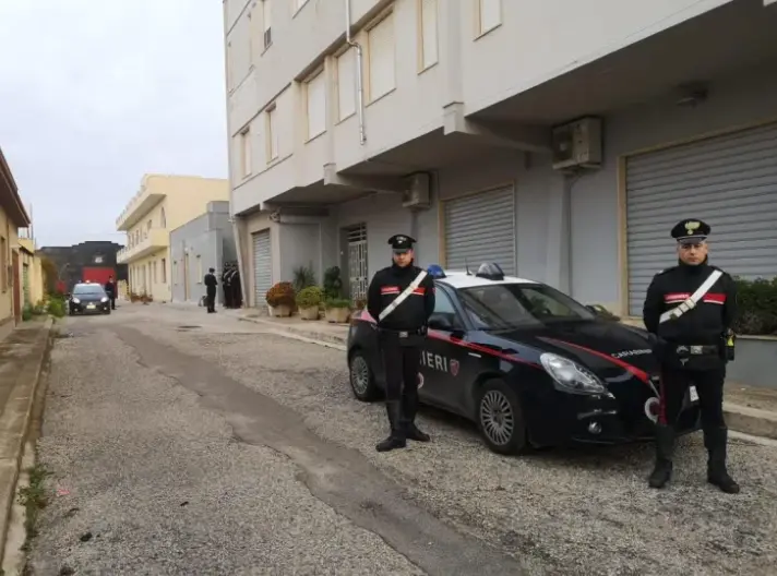 Agentes de la polic&iacute;a italiana ante la casa donde se escond&iacute;a el jefe de la Casa Nostra, Matteo Messina Denaro. EFE / Max Firreri