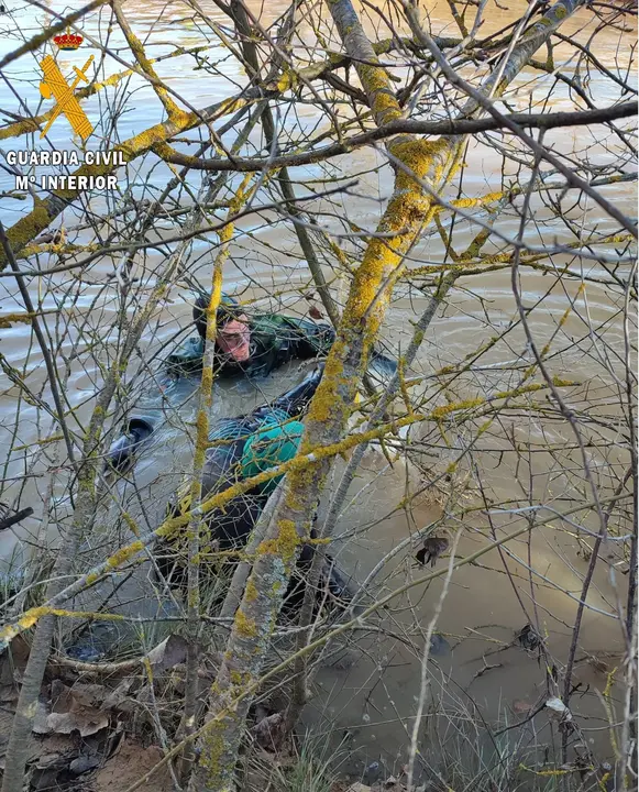 Buzo de la Guardia Civil durante la b&uacute;squeda en el r&iacute;o de la mujer desaparecida.