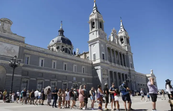 Un grupo de turistas en el Palacio Real de Madrid, en una imagen de archivo. EFE / Mariscal