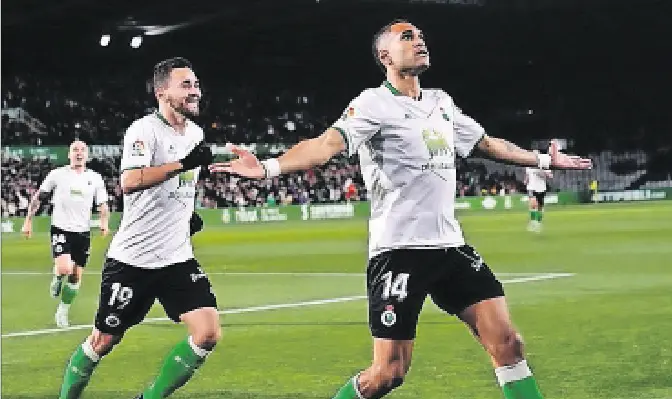 Mboula celebra su gran gol del pasado s&aacute;bado perseguido por Matheus y Pombo. / RRC