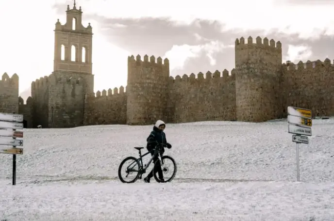 Vista de la zona de la muralla en la ciudad de &Aacute;vila cubierta por la nieve ca&iacute;da durante la madrugada de este mi&eacute;rcoles. EFE / Ra&uacute;l Sanchidri&aacute;n