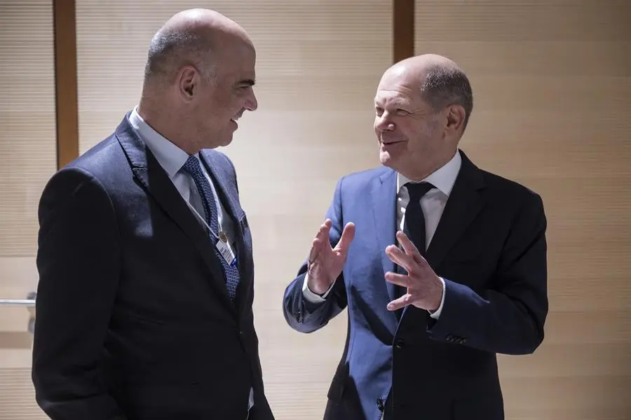 El presidente federal de Suiza, Alain Berset (i), mantiene una reuni&oacute;n bilateral con el canciller alem&aacute;n, Olaf Scholz (d). EFE / Laurent Gillieron