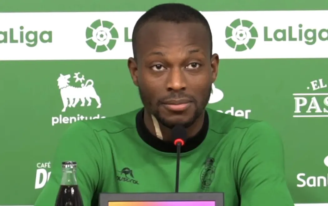 Cedric, durante la rueda de prensa con el club verdiblanco. / RRC