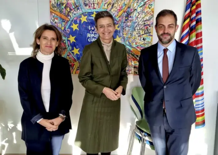 La vicepresidenta tercera del Gobierno de Espa&ntilde;a y ministra para la Transici&oacute;n Ecol&oacute;gica y Reto Demogr&aacute;fico, Teresa Ribera (i), y el ministro de Medio Ambiente y Acci&oacute;n Clim&aacute;tica de Portugal, Jos&eacute; Duarte Cordeiro (d), hoy en Bruselas. EFE