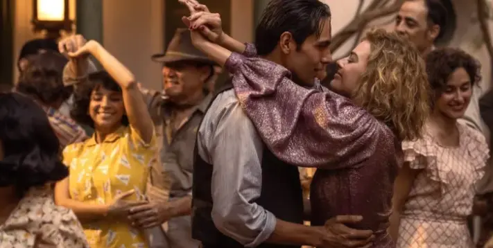 Diego Calva (como Manny Torres) y Margot Robbie (como Nellie LaRoy) en "Babylon". EFE/Paramount Pictures