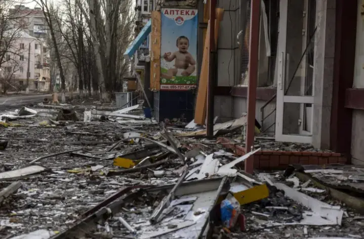 Una calle destruida en la regi&oacute;n de Donetsk, al este de Ucrania. EFE / Oleg Petrasyuk