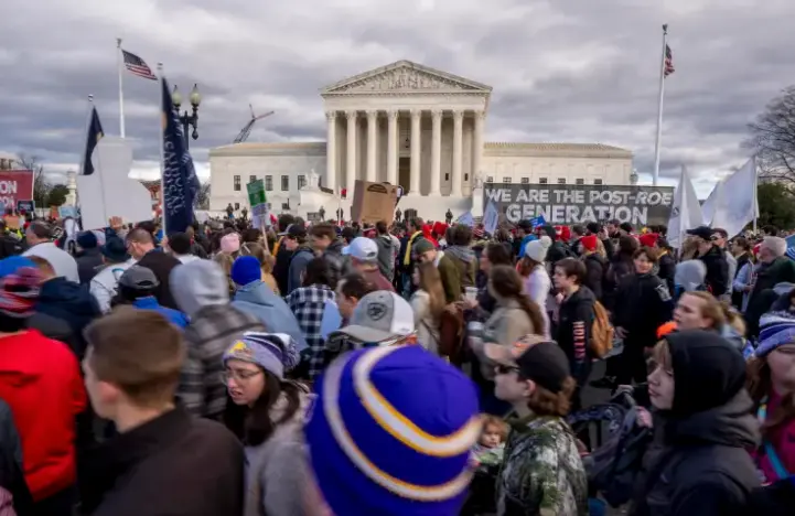 Activistas contra el aborto de todo el pa&iacute;s caminan cerca al Tribunal Supremo de Estados Unidos durante la Marcha anual por la Vida en el National Mall, en Washington (EE.UU.). Shawn Thew