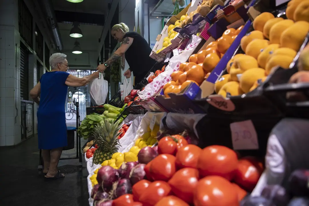 Un puesto de frutas y verduras de un mercado de abastos. E.P. / Mar&iacute;a Jos&eacute; L&oacute;pez