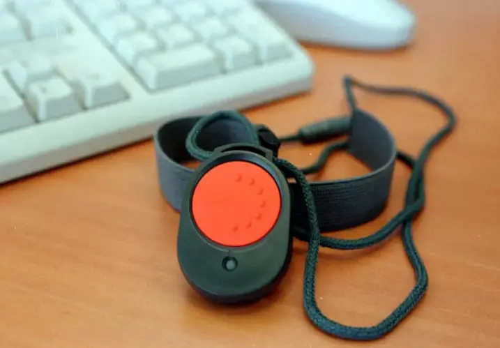 Un tipo de pulsera telem&aacute;tica contra el maltrato. EFE / Raquel Manzanares