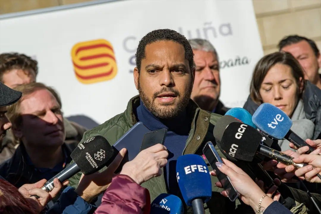 El portavoz de Vox en el Parlament, Joan Garriga, en declaraciones a los periodistas antes de la concentraci&oacute;n convocada por Catalu&ntilde;a Suma"contra las &uacute;ltimas medidas de Pedro S&aacute;nchez". E.P. / Lorena Sopena