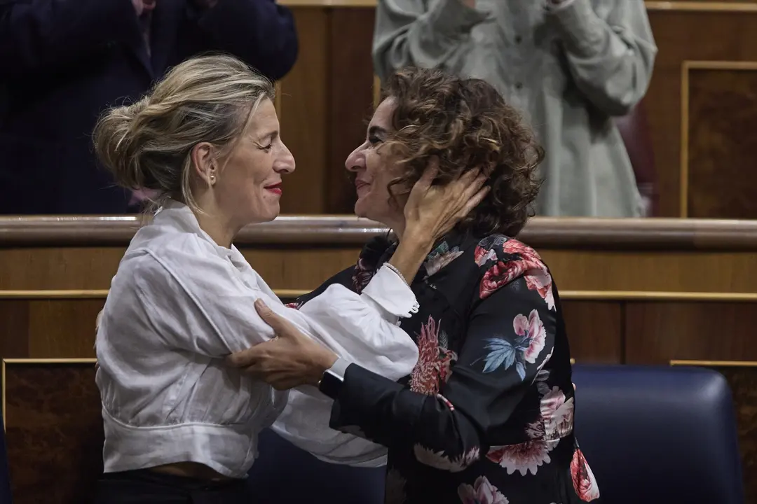 La vicepresidenta segunda y ministra de Trabajo y Econom&iacute;a Social, Yolanda D&iacute;az (i) y la ministra de Hacienda, Mar&iacute;a Jes&uacute;s Montero (d), se saludan en el Congreso de los Diputados. E.P. / Jes&uacute;s Hell&iacute;n
