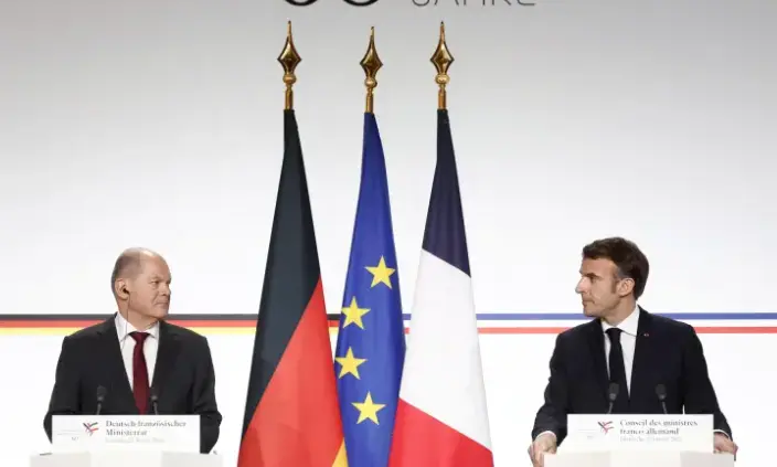 El presidente franc&eacute;s, Emmanuel Macron (R), y el canciller alem&aacute;n, Olaf Scholz, en conferencia de prensa. EFE / BENOIT TESSIER