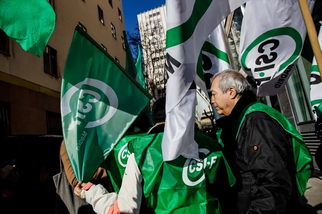 Varias personas participan con banderas durante una concentraci&oacute;n de los sindicatos de la Inspecci&oacute;n de Trabajo y Seguridad Social en Madrid. E.P. / Carlos Luj&aacute;n