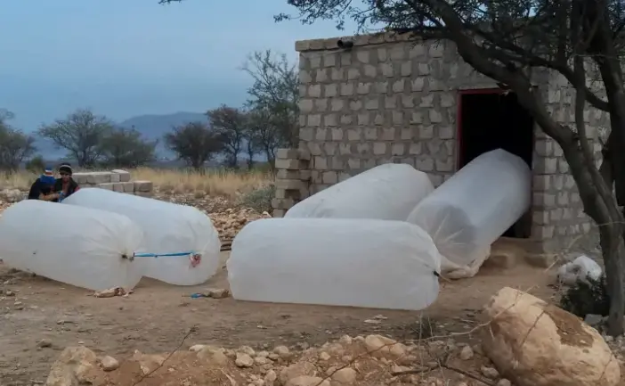 Vecinos llenan bolsas de pl&aacute;stico con gas natural para cocinar en casa, en el distrito de Karak, en la provincia de Khyber Pakhtunkhwa. EFE / Basit Gilani