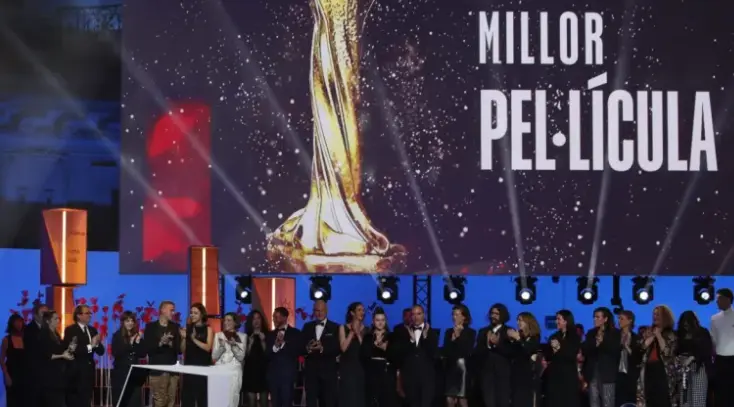 El equipo de "Alcarr&aacute;s" recibe el premio a la Mejor Pel&iacute;cula, durante la gala de la XV edici&oacute;n de los Premios Gaud&iacute; de la Academia del Cine Catal&aacute;n celebrada este domingo en la Sala Oval del MNAC, en Barcelona. EFE/Marta P&eacute;rez