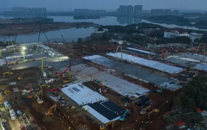 Imagen de 2019 de la construcci&oacute;n en Wuhan de un hospital temporal para afrontar el coronavirus. EFE / Shi Yi