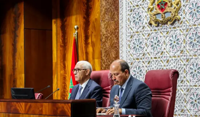 El presidente de la C&aacute;mara de Representantes (c&aacute;mara baja), Rachid Talbi Alami (i) y el presidente de la C&aacute;mara de Consejeros (c&aacute;mara alta), Naam Miyara (d). EFE/ Mohamed Siali