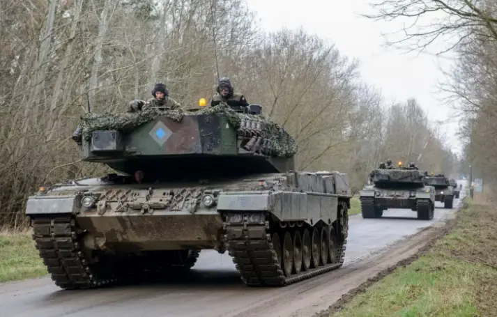 Imagen de archivo de soldados polacos en tanques 'Leopard 2' de fabricaci&oacute;n alemana en un campo de entrenamiento en Biedrusko, Polonia. EFE /Jakub Kaczmarczyk