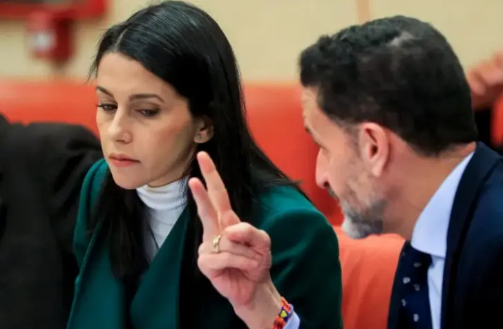 El portavoz adjunto de Ciudadanos en el Congreso, Edmundo Bal conversa con la exl&iacute;der de la formaci&oacute;n In&eacute;s Arrimadas durante la reuni&oacute;n que la Diputaci&oacute;n Permanente del Congreso mantiene este lunes, para debatir y votar una decena de comparecencias de ministros. EFE / Fernando Alvarado