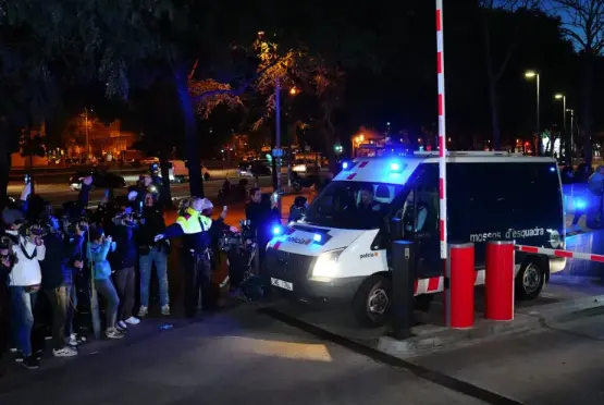 Dani Alves sale de los calabozos de la Ciudad de la Justicia hacia la c&aacute;rcel Brians 1 este s&aacute;bado. EFE/ Quique Garc&iacute;a