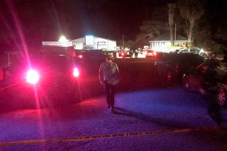 Veh&iacute;culos de la polic&iacute;a de Half Moon Bay rodean una de las dos escenas de tiroteos masivos en granjas en Half Moon Bay, California, EE.UU., 23 de enero de 2023. (Estados Unidos) EFE/EPA/GEORGE NIKITIN