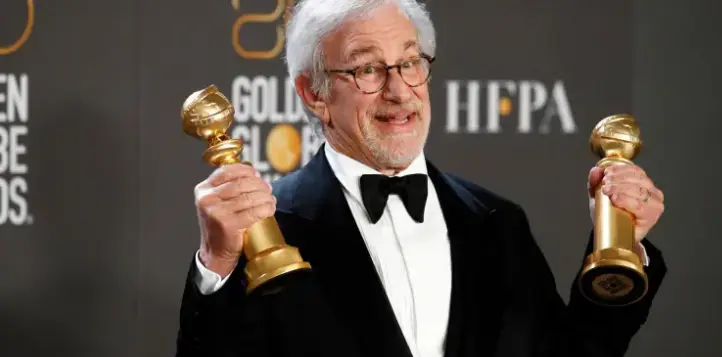 El director estadounidense Steven Spielberg posa con los premios a Mejor Director de Pel&iacute;cula y Mejor Pel&iacute;cula de Drama durante la 80&ordf; entrega anual de los Globos de Oro, este 10 de enero de 2023. EFE/EPA/Caroline Brehman