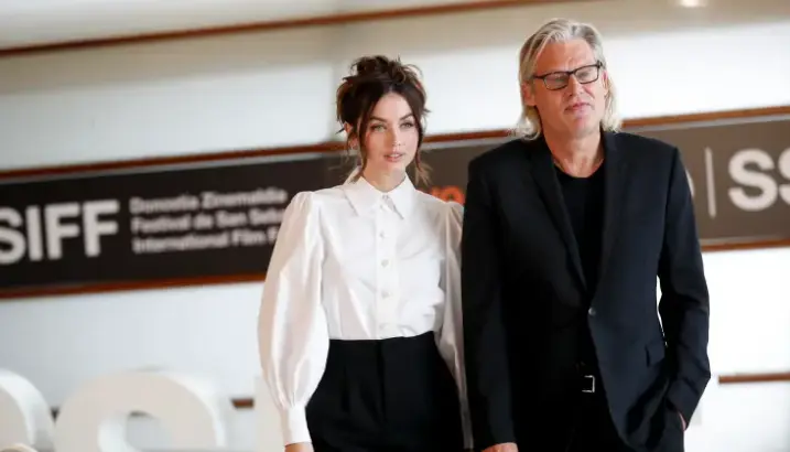 Foto de archivo del realizador Andrew Dominik (d), junto a la actriz Ana de Armas. EFE/Juan Herrero.