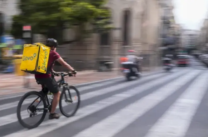 Un repartidor de Glovo, en las calles de Valencia, en una imagen de archivo. EFE / Juan Carlos C&aacute;rdenas
