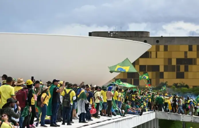 Manifestantes bolsonaritas durante el asalto al Congreso, el Tribunal Federal y el Palacio del Planalto, sede de la Presidencia de la Rep&uacute;blica, en Brasilia (Brasil), el pasado 8 de enero. EFE/Andr&eacute; Borges